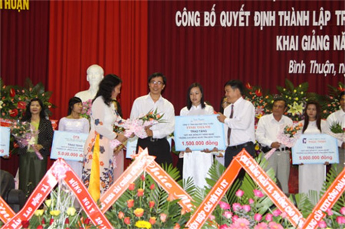 Tính Thành trao học bổng cho sinh viên Cao đẳng nghề